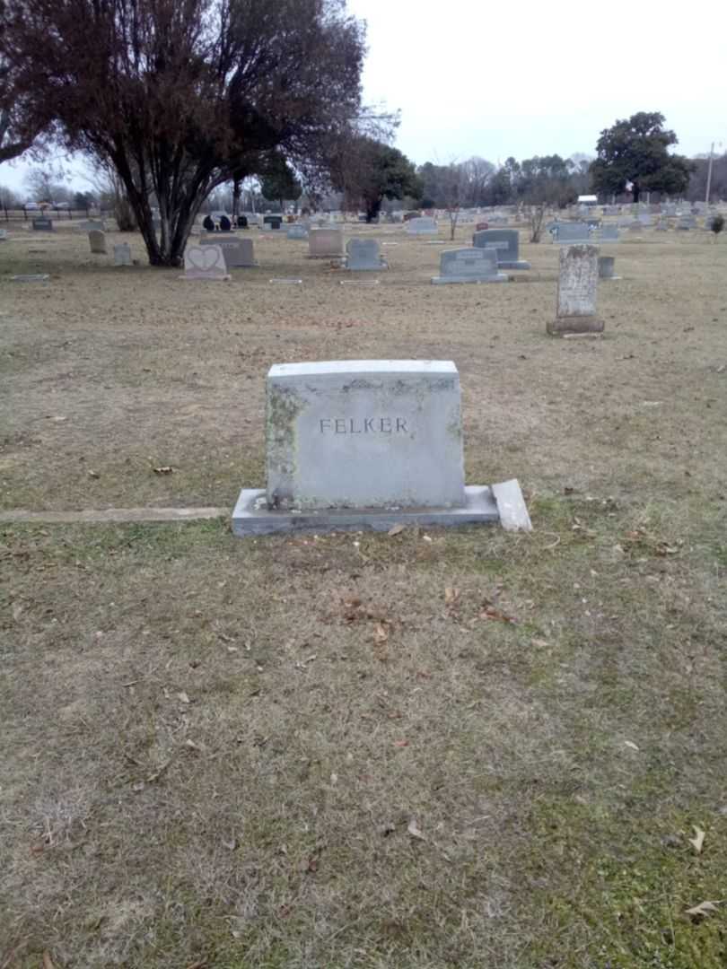 Eugene Arthur Felker's grave. Photo 1