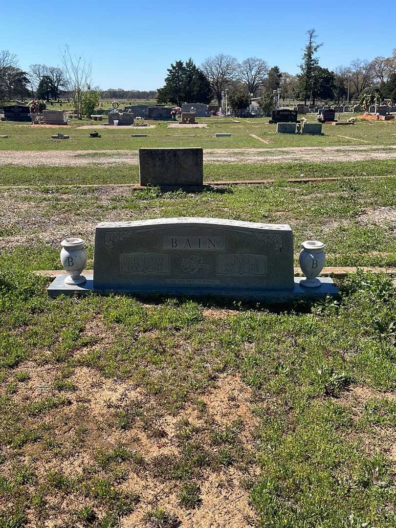 Cleo Bain's grave. Photo 1