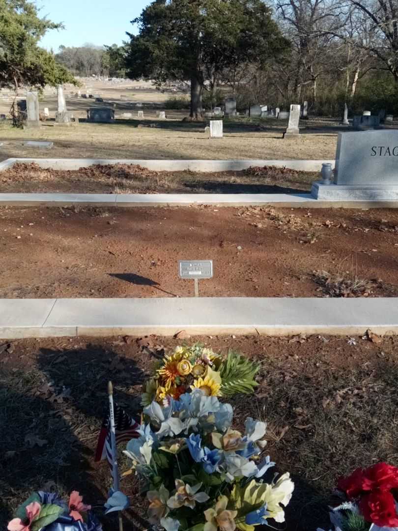 Courtney Rapier's grave. Photo 2