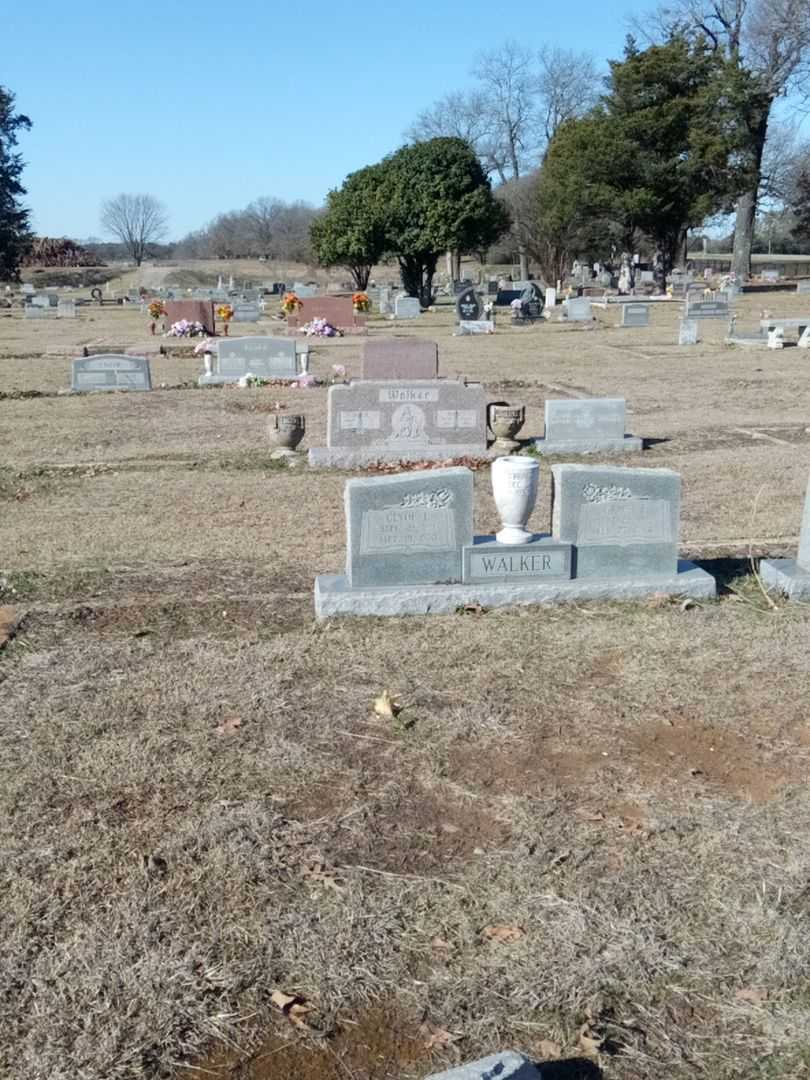 Clyde L. Walker's grave. Photo 2