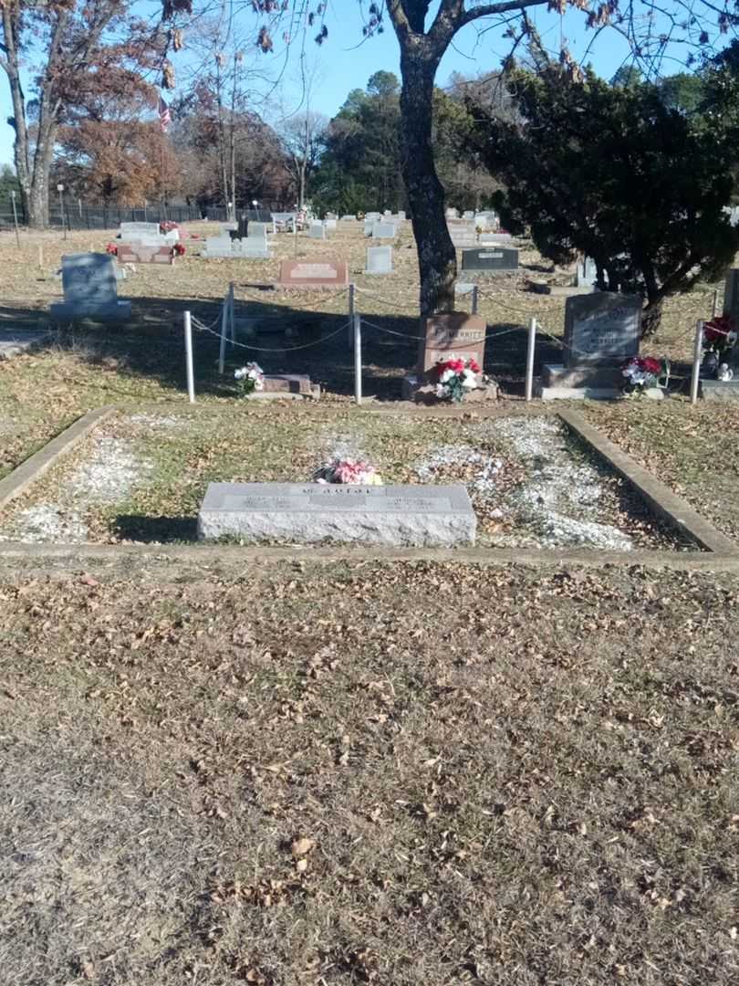 Hugh Elsie Taylor's grave. Photo 2