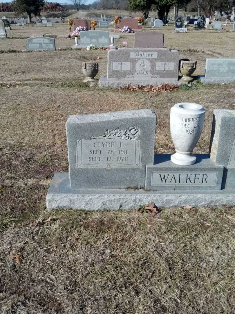 Clyde L. Walker's grave. Photo 1