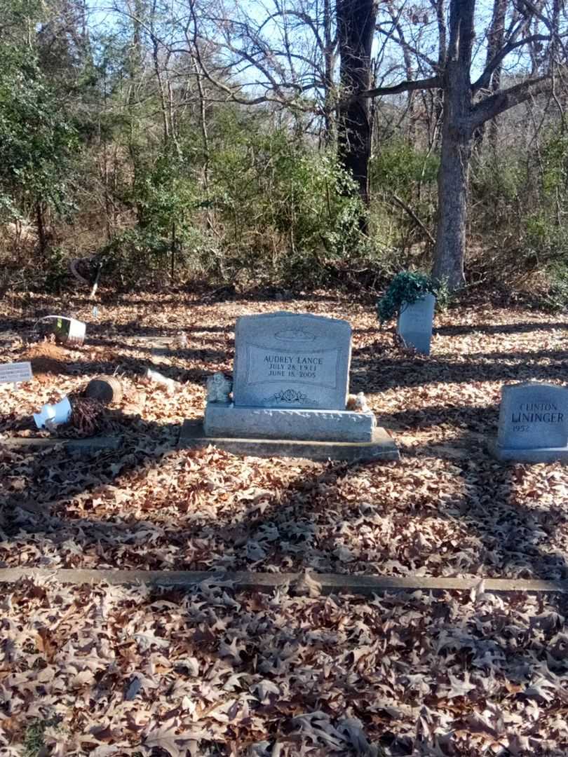 Audrey Lance's grave. Photo 2
