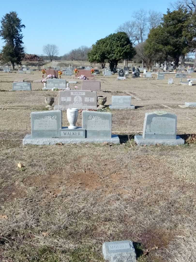 Grace E. Walker's grave. Photo 2