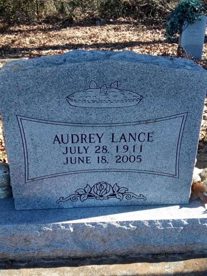 Audrey Lance's grave. Photo 1