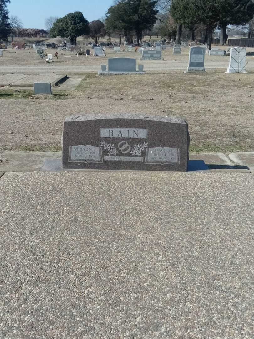 Alma M. Bain's grave. Photo 2