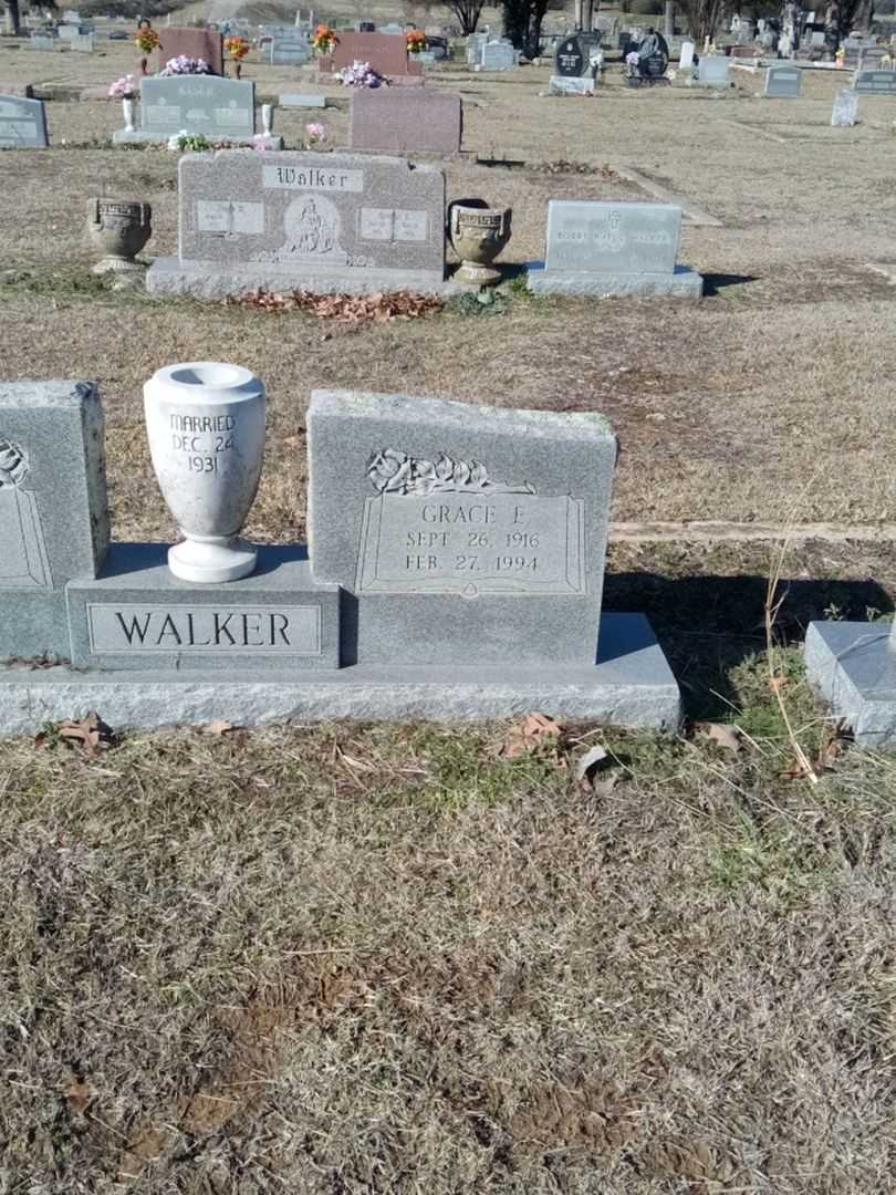 Grace E. Walker's grave. Photo 1
