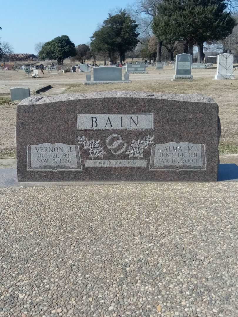 Alma M. Bain's grave. Photo 1