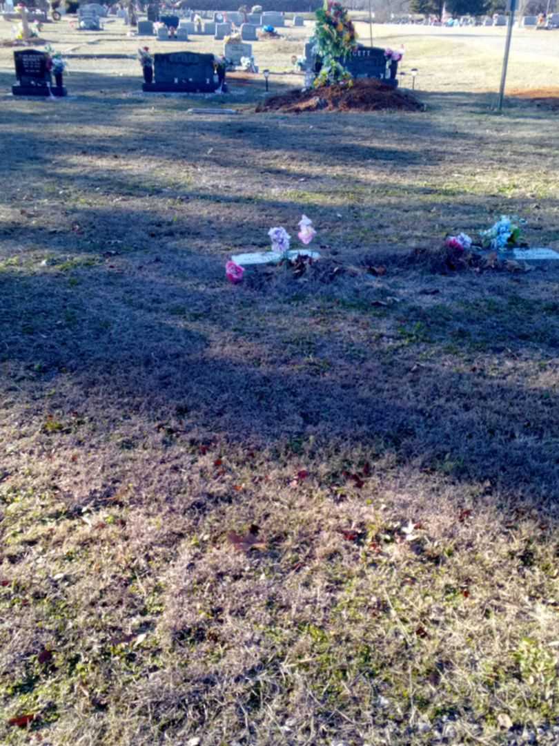 Leslie Lee Edwards Mahoney's grave. Photo 2