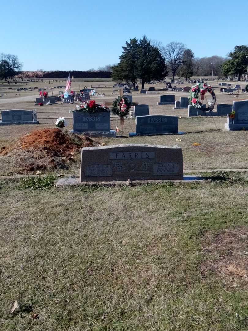 Johnnie M. Farris's grave. Photo 2
