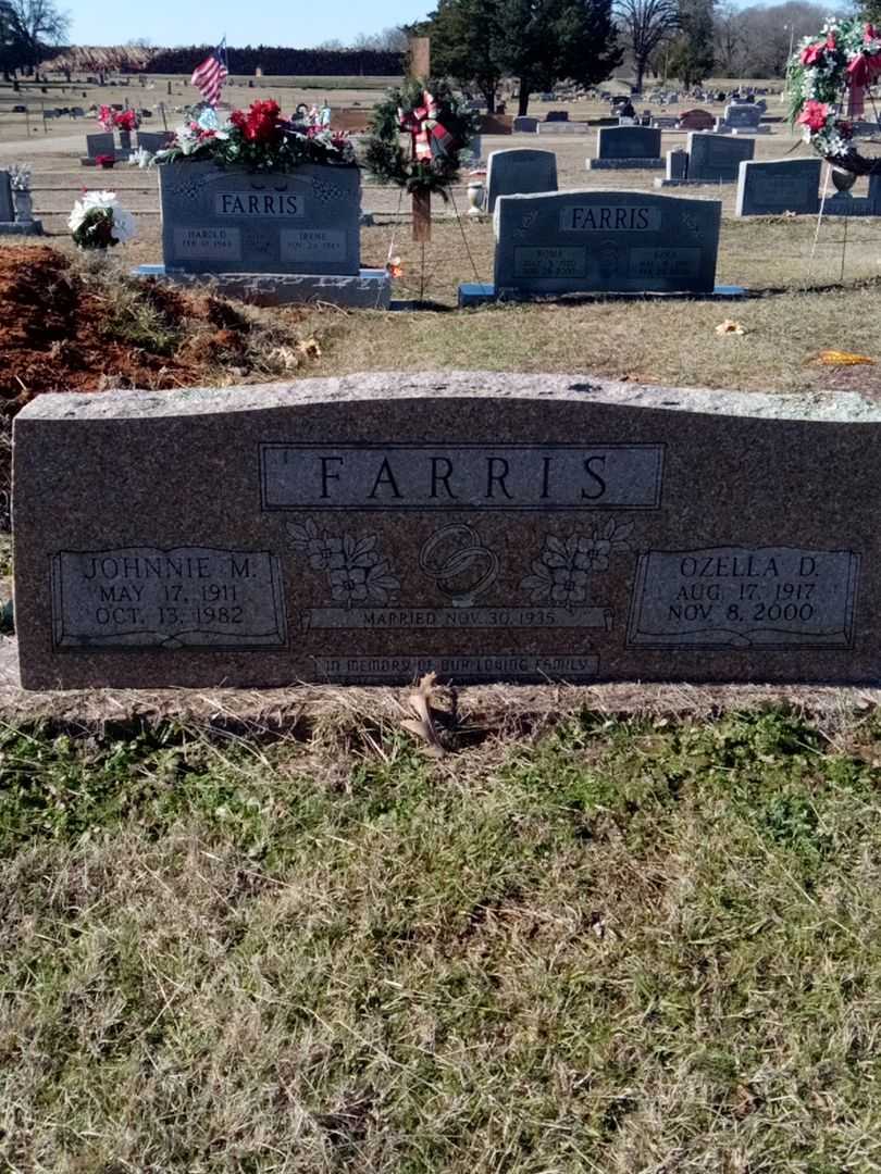 Johnnie M. Farris's grave. Photo 1
