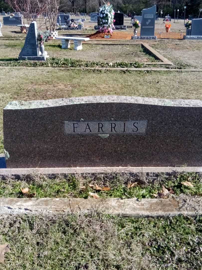 Johnnie M. Farris's grave. Photo 3