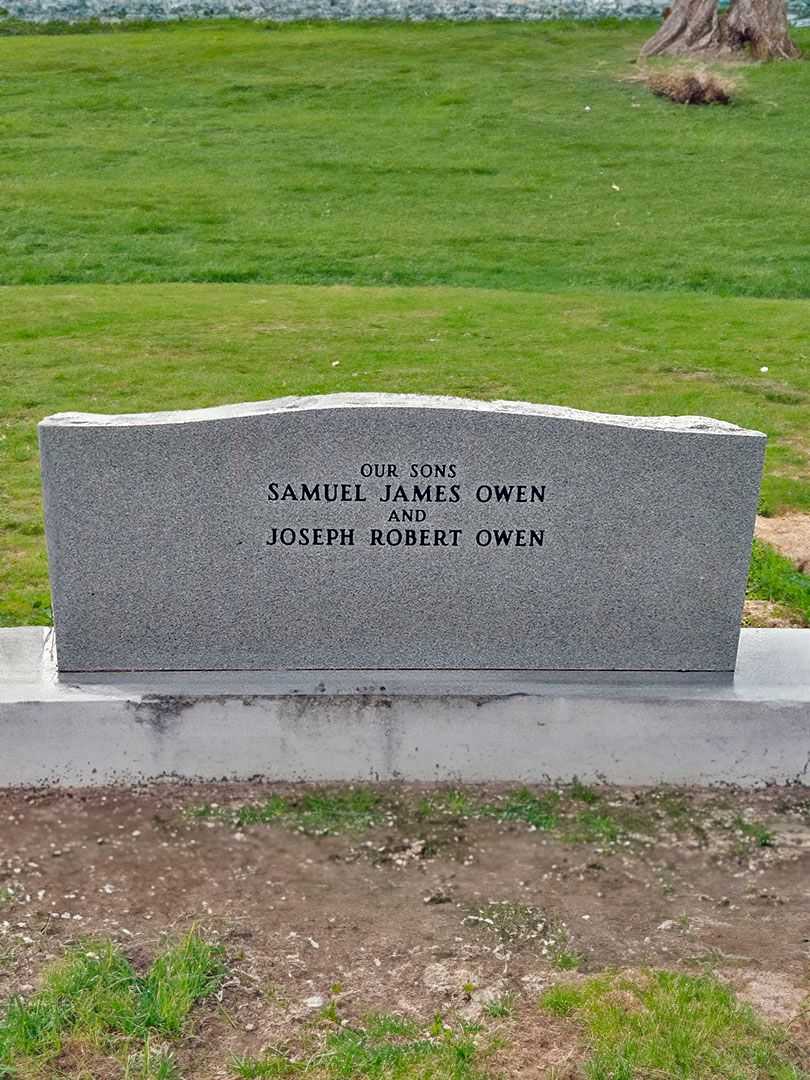 Reverend Russell Edwin Owens's grave. Photo 4