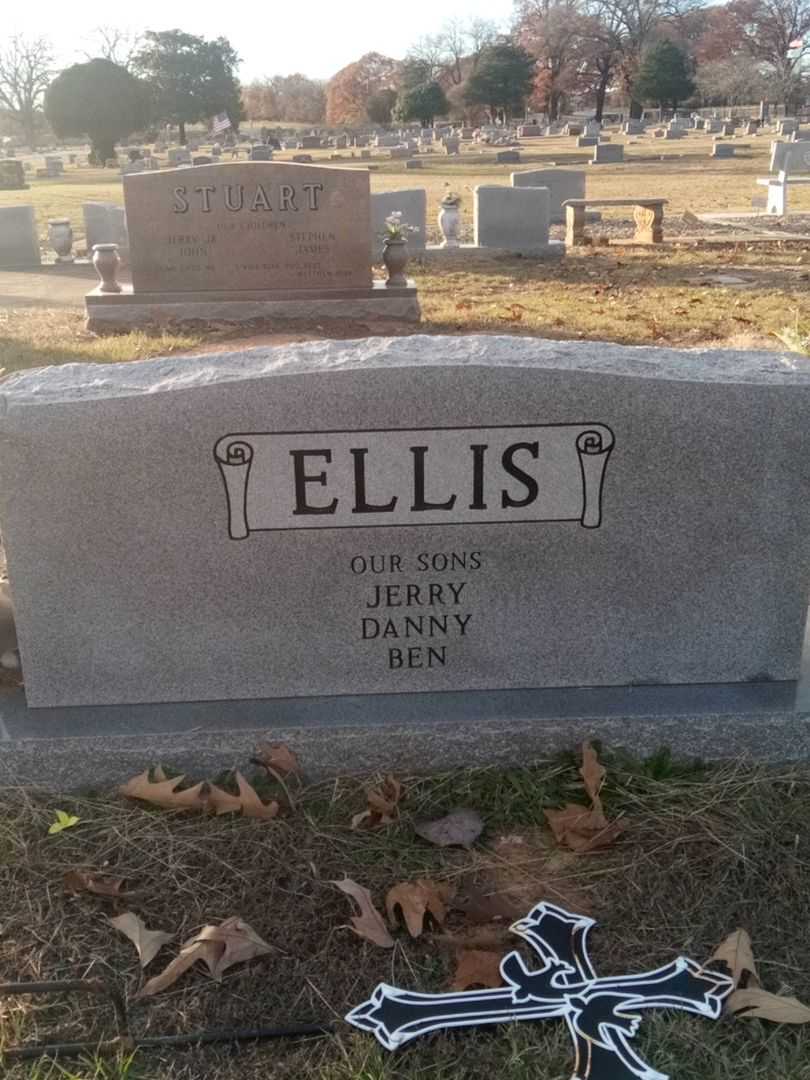 Leona E. Ellis's grave. Photo 3