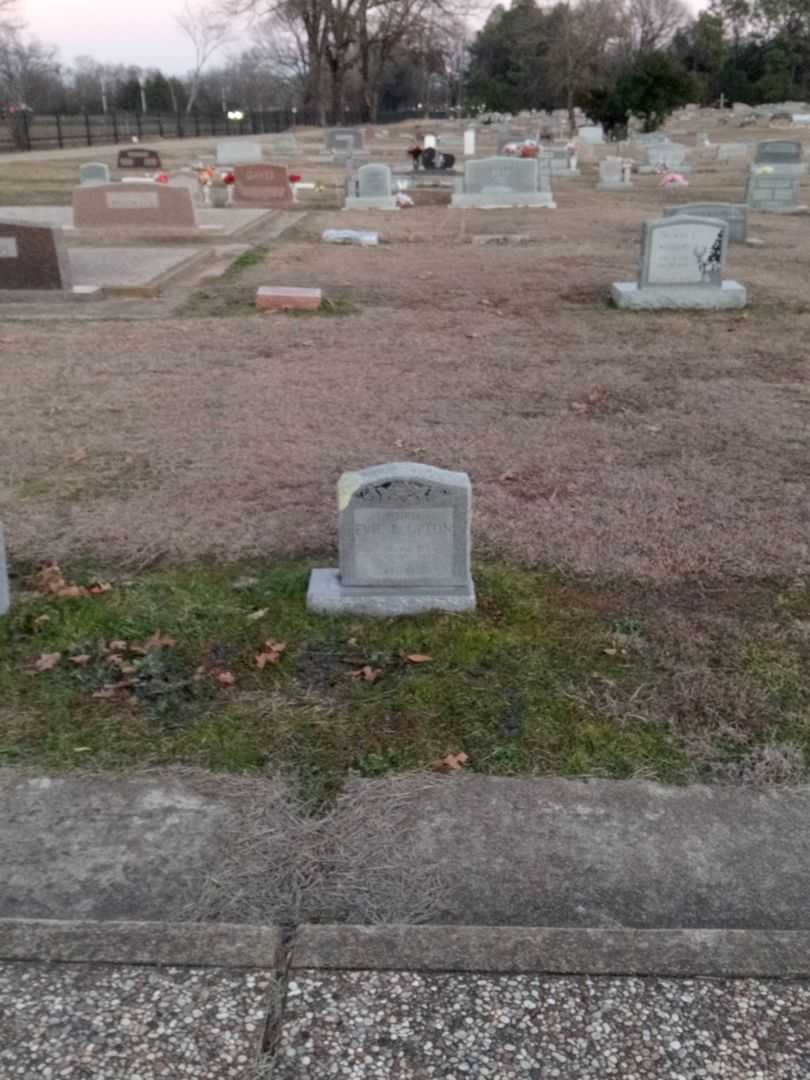 Evie B. Upton's grave. Photo 2