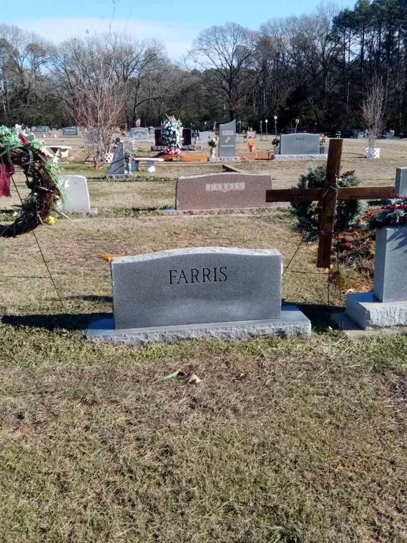 Ezra Farris's grave. Photo 2
