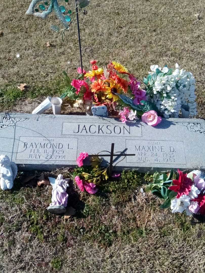 Maxine D. Jackson's grave. Photo 1
