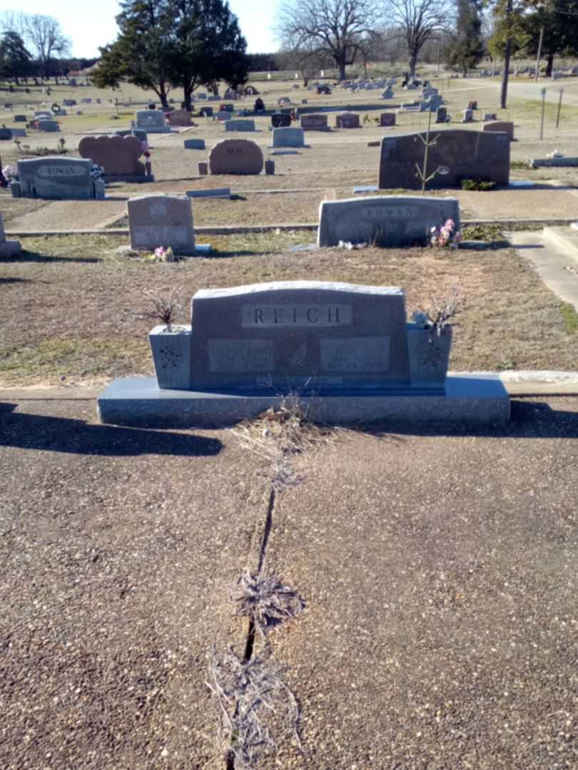 Charles Elbert Reich's grave. Photo 2