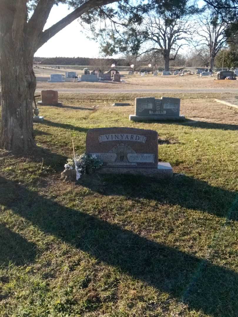 Clarence W. Vinyard's grave. Photo 2