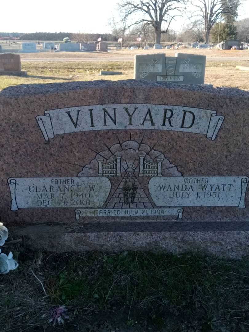 Clarence W. Vinyard's grave. Photo 1