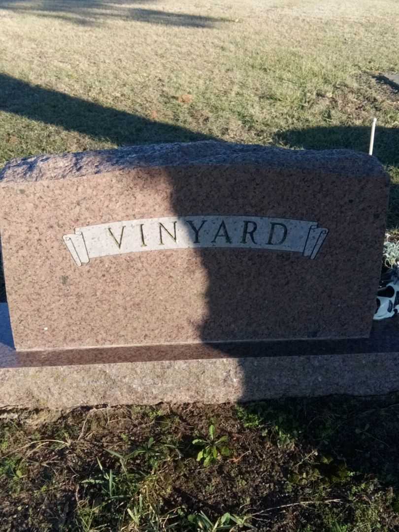 Clarence W. Vinyard's grave. Photo 3