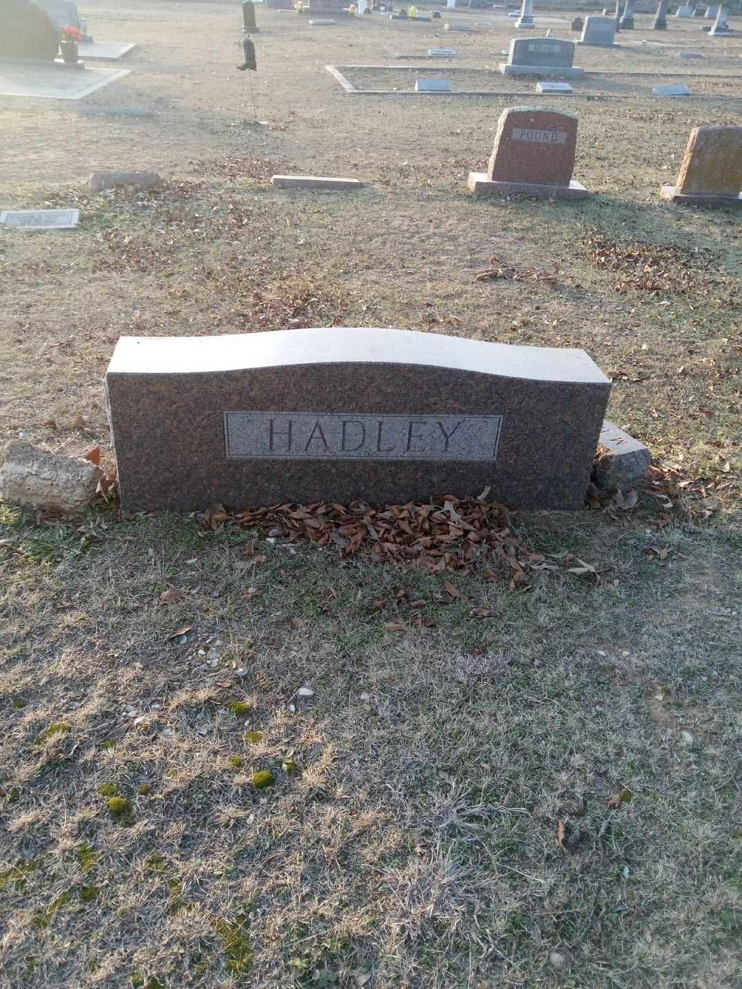 Mae Hadley's grave. Photo 3