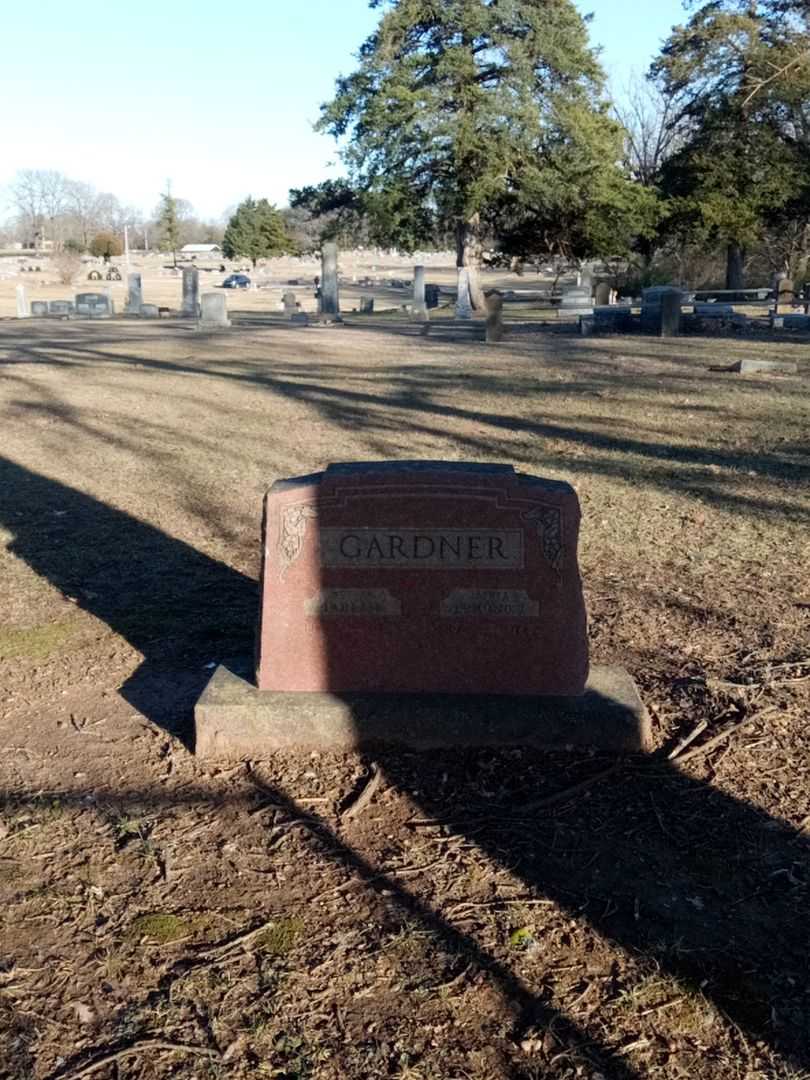 Laura B. Gardner's grave. Photo 2