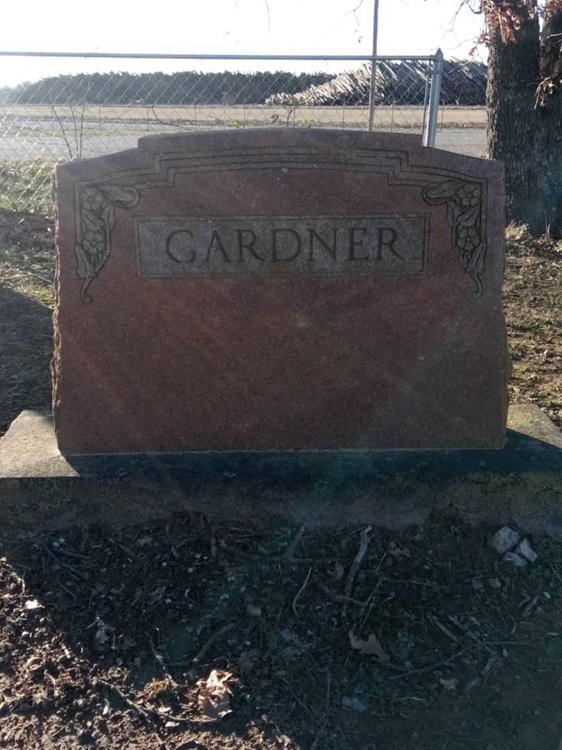 Laura B. Gardner's grave. Photo 3