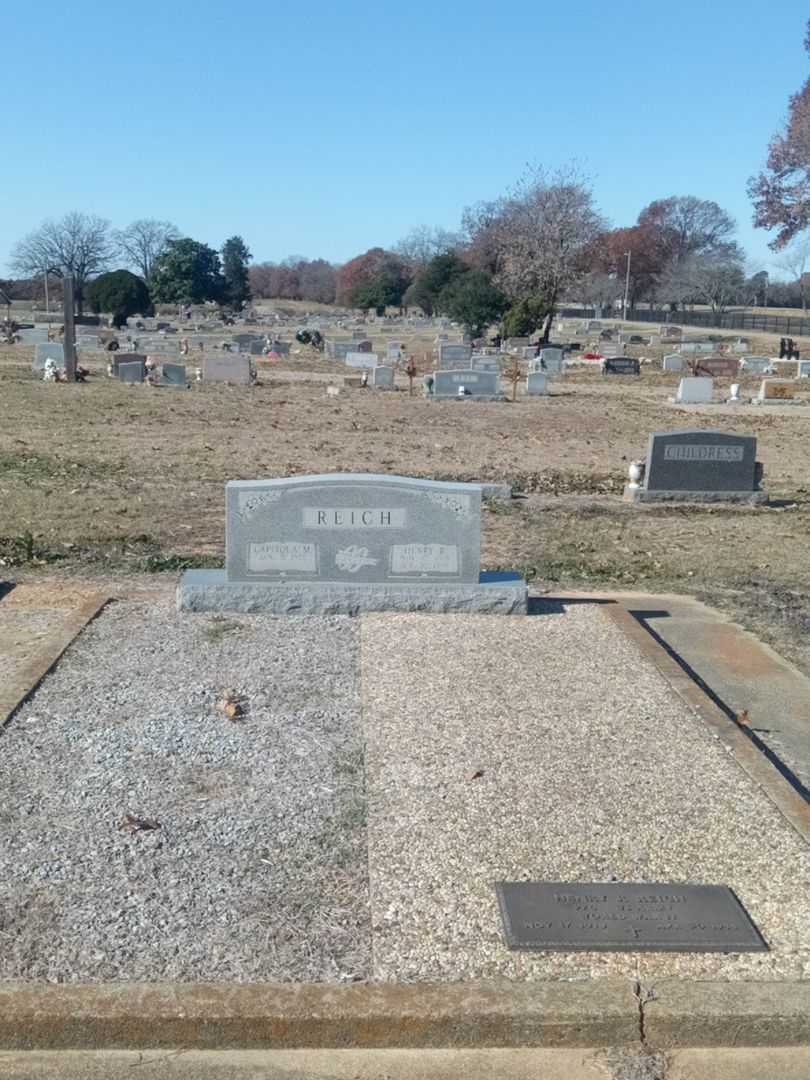 Henry R. Reich's grave. Photo 2